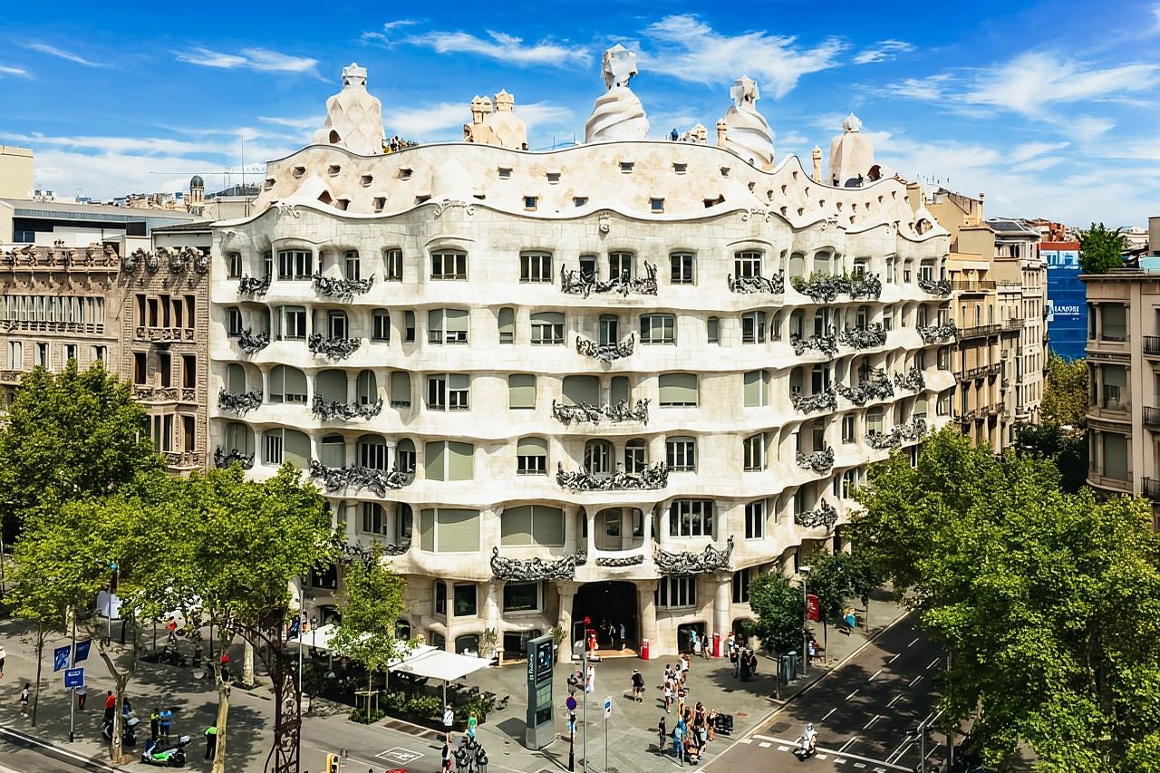 Barcelona: Casa Milà Early-Morning Access Guided Tour