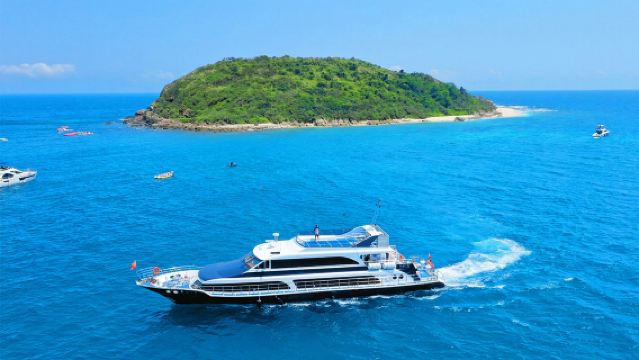 Luxury Three-Deck Yacht Package to Jiajing Island