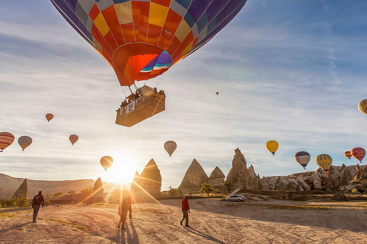 Tur Balon Udara Cappadocia di Atas Cerobong Peri