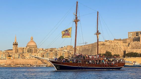 Лодка для ленивой пиратской вечеринки на Мальте