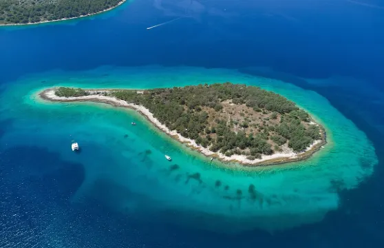 私人遊船之旅 - 在希貝尼克 (Šibenik) 水晶藍海域暢泳放鬆