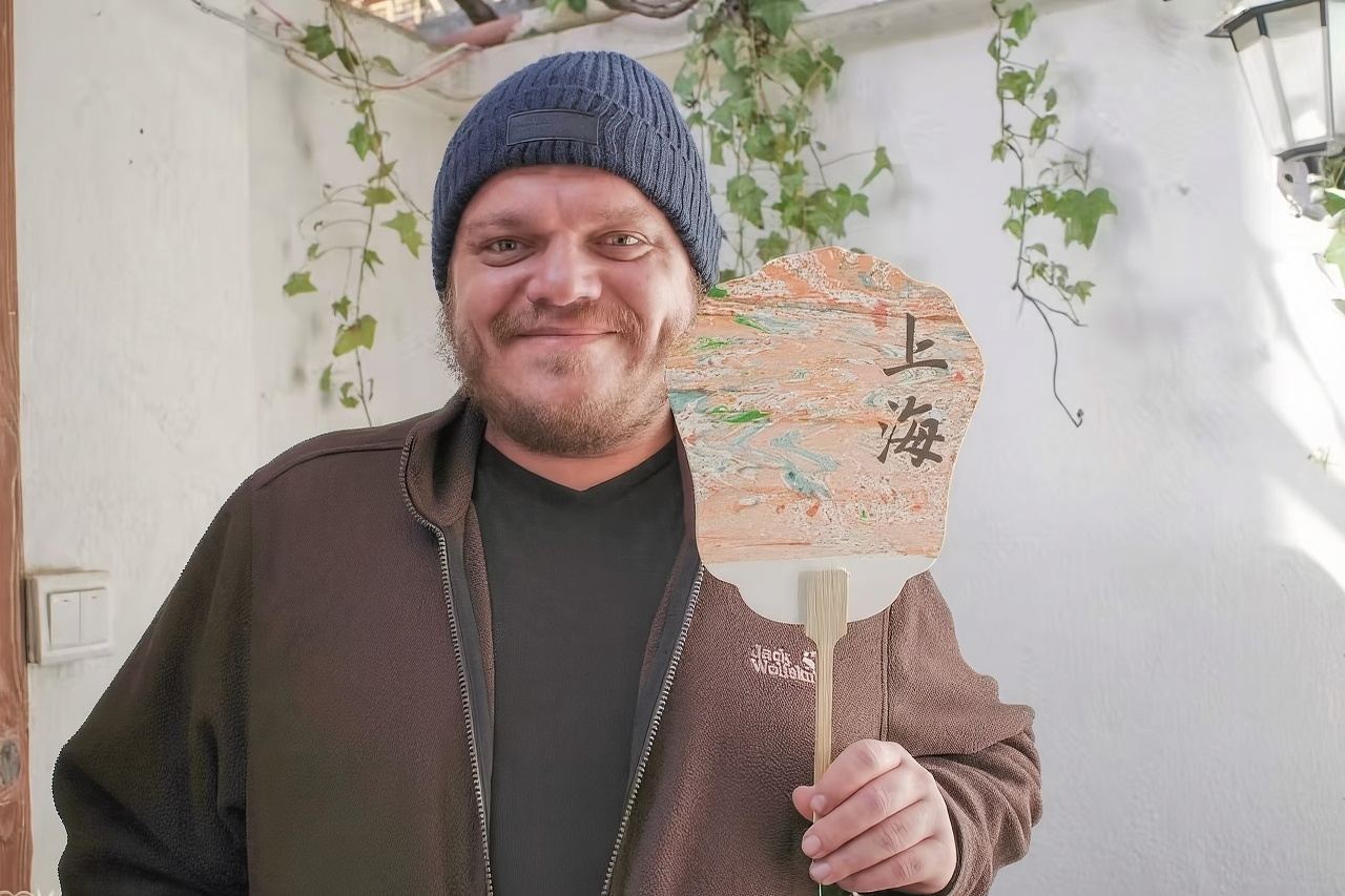 Traditional intangible cultural heritage lacquer craft: DIY floating lacquer fan experience - Eatwith