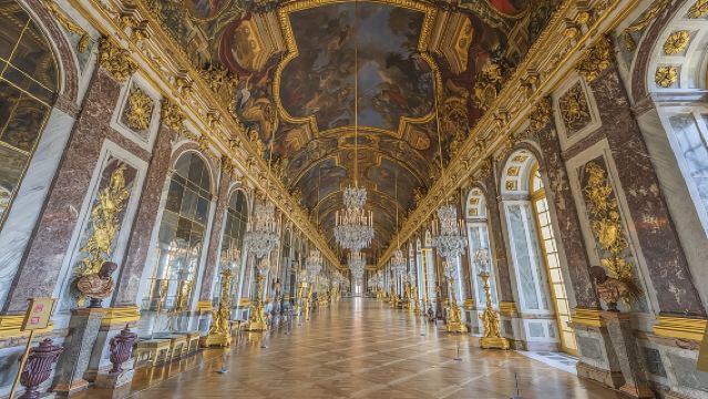 From Paris: Versailles Palace Guided Tour with Gardens Access