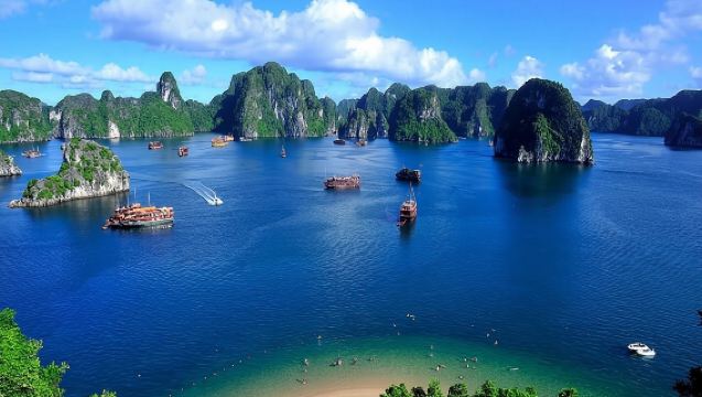 ทัวร์วันอ่าวฮาลอง พร้อมเกาะติตอป ถ้ำ พายเรือคายัค และอาหารกลางวัน