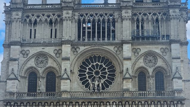 Notre Dame Outdoor Walking Tour and Entrance to Sainte Chapelle
