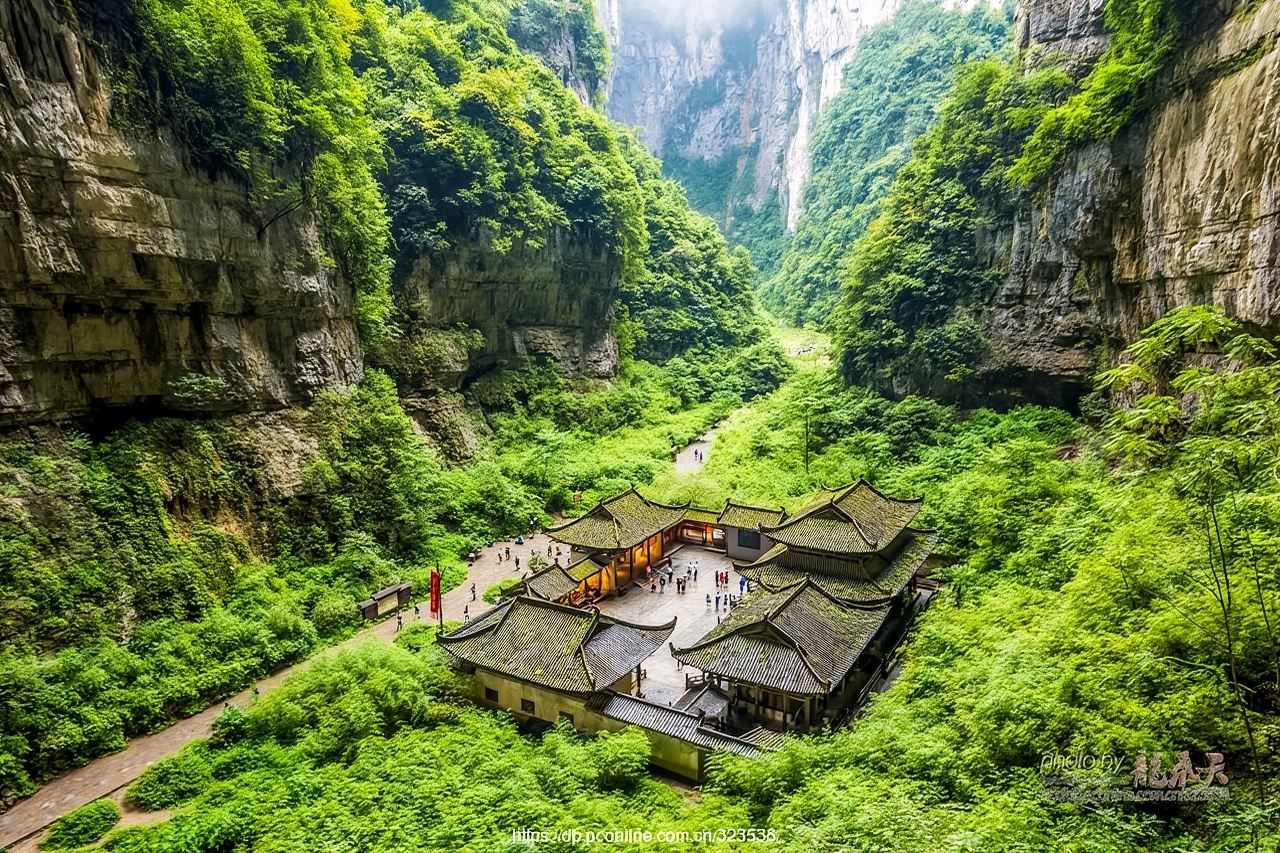 Private Day Tour from Chongqing to Wulong's Three Natural Bridges and Longshui Gorge (Chartered Car + Tickets)