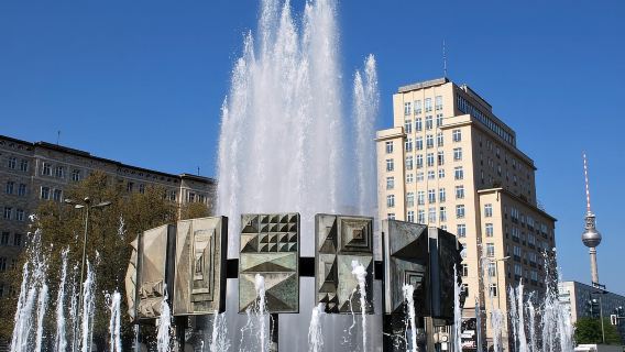 Berlino: tour di 2 ore lungo Karl-Marx-Allee