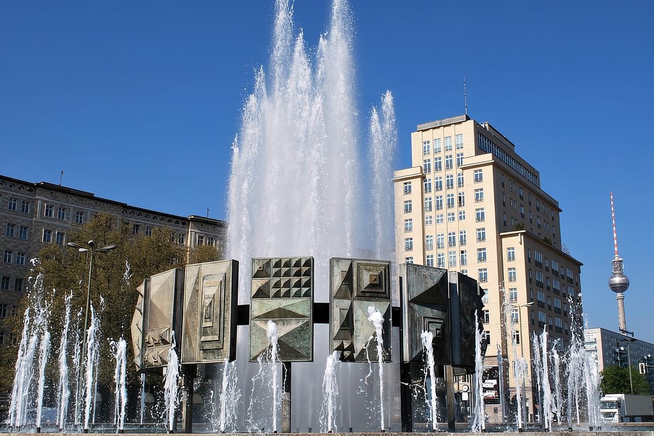 Berlin: Karl-Marx-Allee 2-Hour Tour