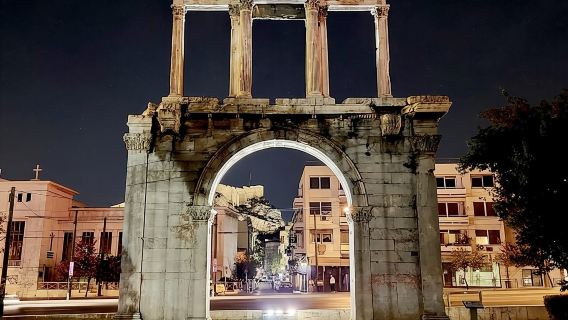 Atenas: Recorrido a pie nocturno por lo más destacado de la ciudad (en español)