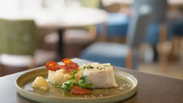 Paris: Romantic Cruise with 3-course Dinner on Seine River