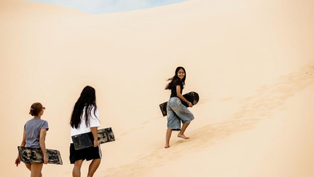 Port Stephens: Birubi Beach 4WD Tour with Sandboarding