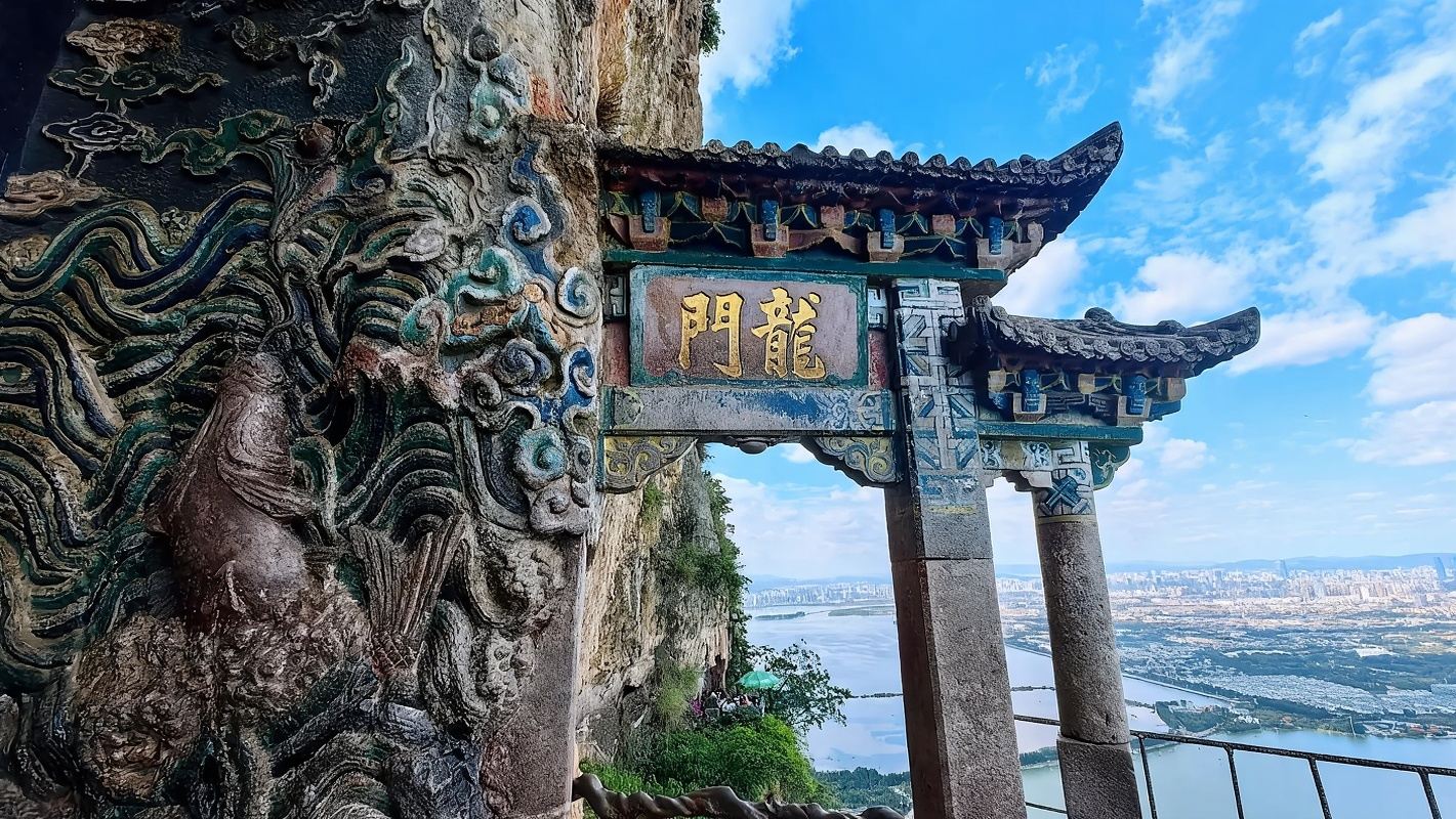 Tour de ocio: excursión de un día por Kunming (centro urbano), el lago Dianchi, Longmen (montaña Xishan) y la Aldea de las Nacionalidades | Servicio de coche privado con conductor opcional