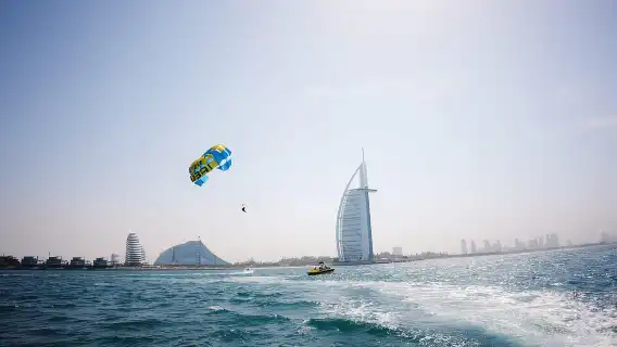 杜拜：帆船酒店滑翔傘、冰淇淋、圖片和視頻