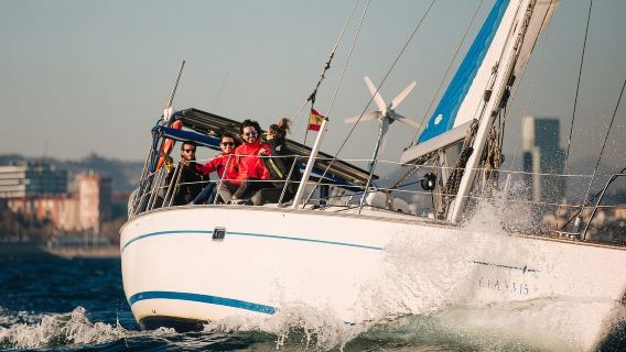 Barcelona: Segeltour mit einem Glas Cava