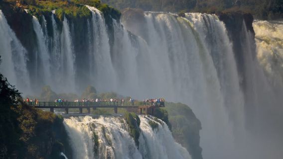 Buenos Aires: Iguazú-Wasserfälle mit Bootsfahrt & Flug-Option