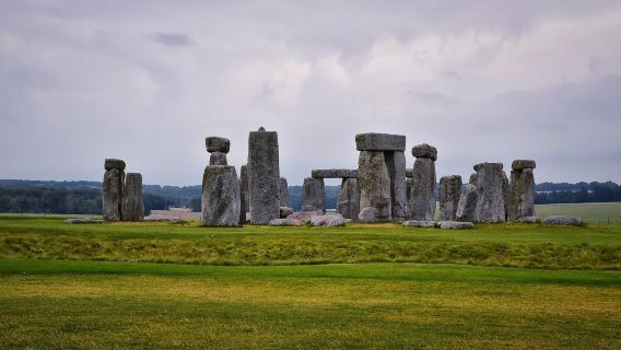 Windsor Castle + Roman Baths + Stonehenge one-day tour[Chinese/Mandarin or English guide Optional]
