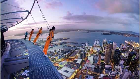 Sky Tower Auckland Nuova Zelanda Isola del Nord passeggiata in alta quota e bungee jumping