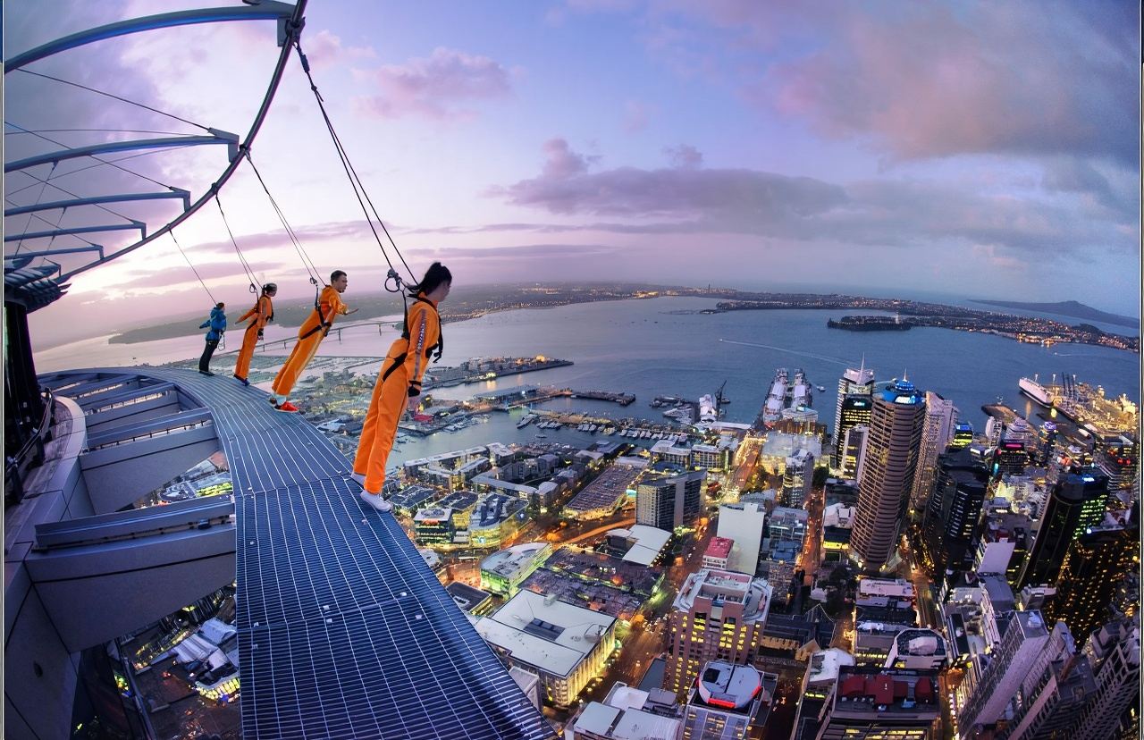 Sky Tower Auckland Nuova Zelanda Isola del Nord passeggiata in alta quota e bungee jumping