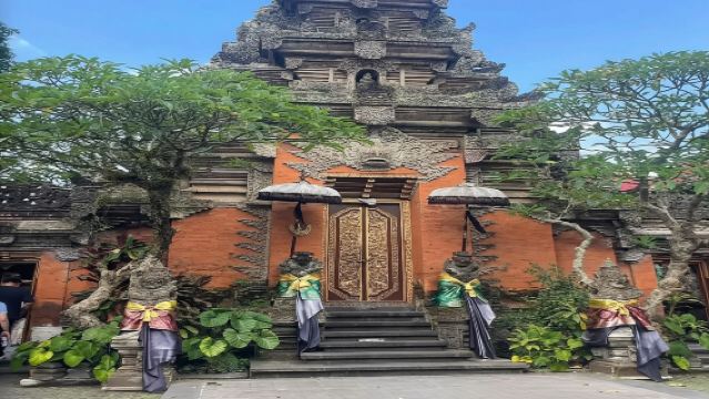 Perkhidmatan penterjemah profesional di seluruh Indonesia, temanan pelancongan, pemandu pelancong, penterjemah pameran, lawatan perniagaan, lawatan bebas dengan sambutan tempatan, dan penyesuaian peribadi eksklusif.