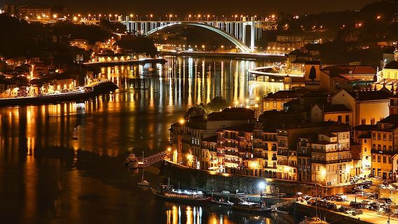 Tour nocturno por el patrimonio de Oporto con espectáculo de fado y cena incluidos