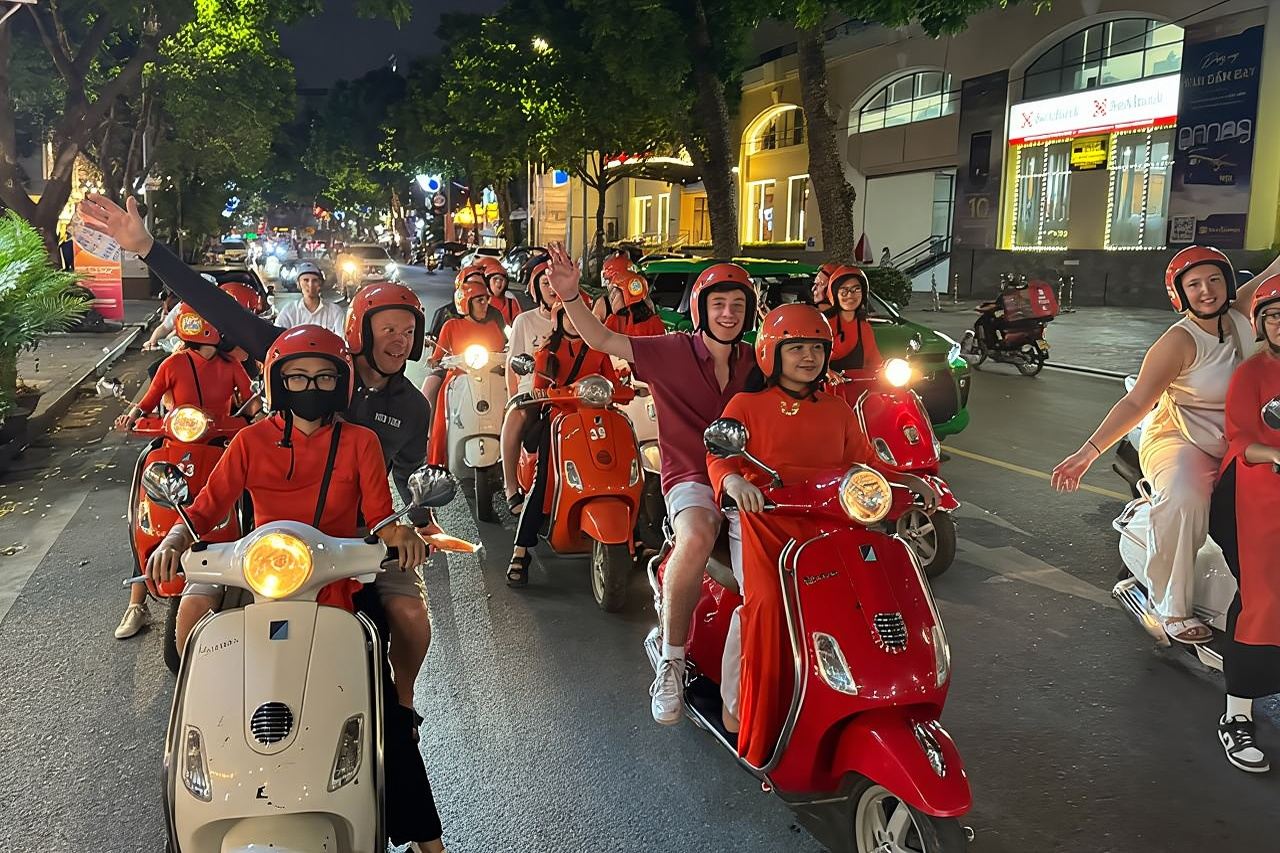女性騎士 Vespa 夜間街頭美食 + 火車街頭美食 4 小時