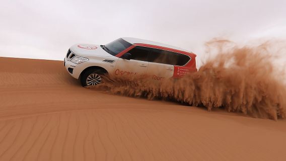 เนินทรายแดงสูงพร้อมขี่อูฐ เล่นแซนด์บอร์ด แสดงเหยี่ยว และอาหารค่ำบาร์บีคิววีไอพี