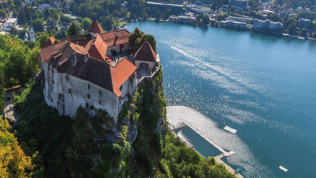 Slowenien an einem Tag: Bleder See, Postojna-Höhle und Höhlenburg Predjama