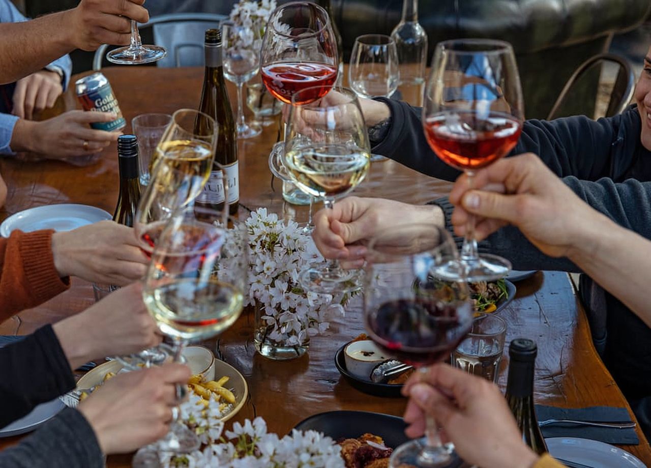 ทัวร์ครึ่งวันโรงกลั่นไวน์บูติกและอาหารกลางวันแบบจานรวมในไร่องุ่น