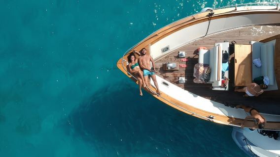 Forio: tour in barca dell'isola di Ischia con pranzo locale e bagno