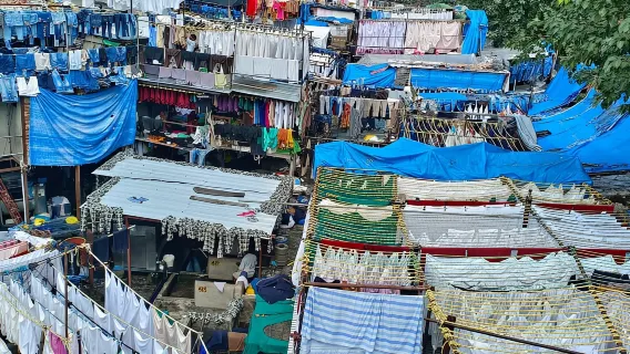 Mumbai: Dhobi Ghat Laundry and Dharavi Slum Tour with Local