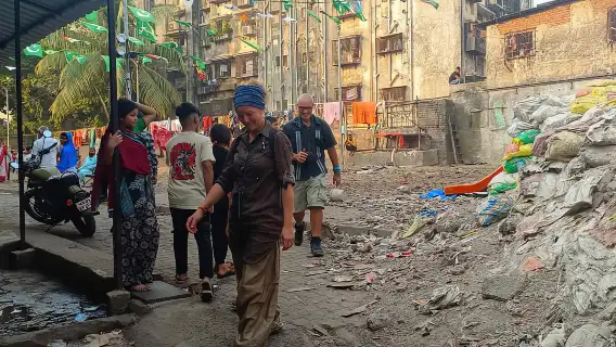 Mumbai: Dhobi Ghat Laundry and Dharavi Slum Tour with Local