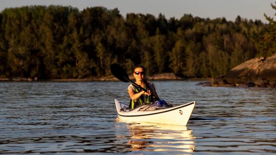 Stockholm: Kajakfahren im Schärengarten bei Sonnenuntergang & Toast auf dem Wasser