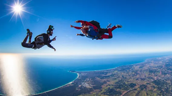 Byron Bay high-altitude ocean view skydiving [Brisbane/Gold Coast transfer + tax included/free skydiving certificate/optional photos and videos]