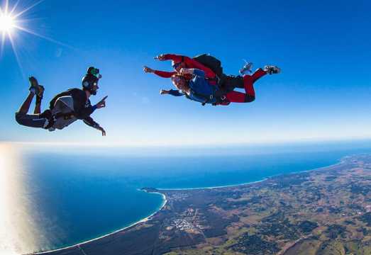 Byron Bay high-altitude ocean view skydiving [Brisbane/Gold Coast transfer + tax included/free skydiving certificate/optional photos and videos] AUD 353.57