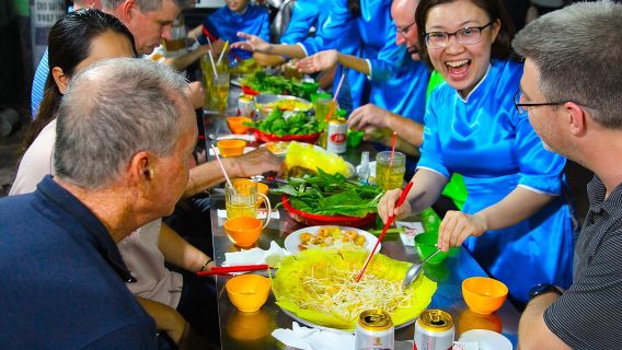 Lawatan Makanan Saigon yang memenangi anugerah bersama GirlPower Drivers | KissTour