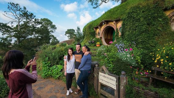 Hobbiton & Waitomo Caves Small-Group Tour W Lunch from Auckland