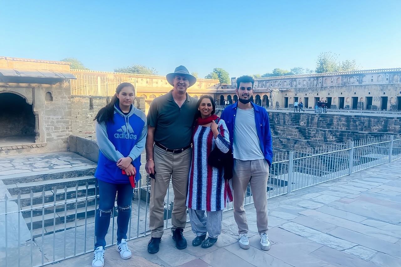 Traslado privado de Agra a Jaipur vía Fatehpur Sikri y Chand Baori (pozo escalonado).