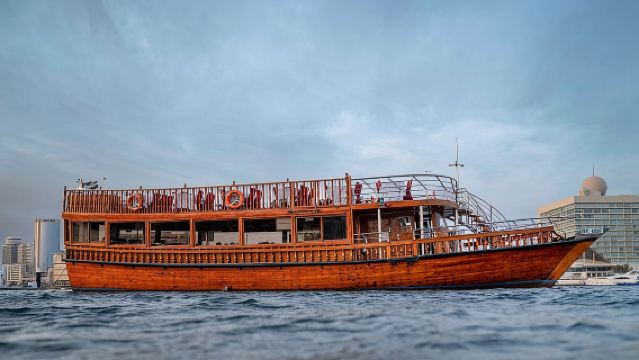 Croisière touristique en boutre sur la crique de Dubaï
