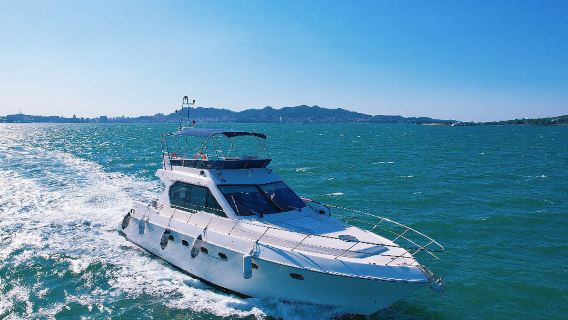 Weihai Yacht: 3-Hour Private Charter of 56-Foot Luxury Yacht in Weihai Bay + Fruits & Drinks + Yacht Self-Driving Experience + Seagull Feeding + Sea Fishing + Water Mat