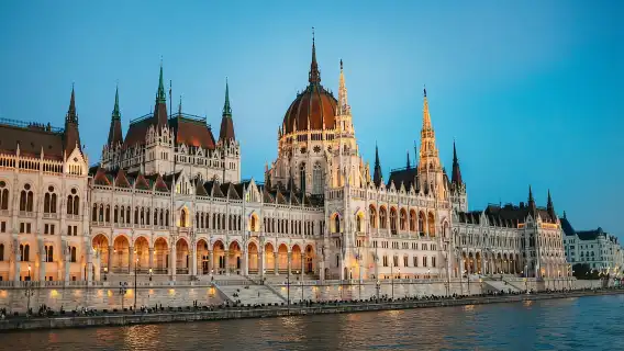 Budapest: Danube Cruise with Hungarian Dinner and Live Music