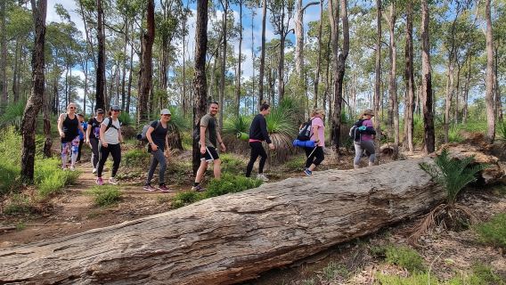 Perth: Yoga-Wanderung bei Sonnenuntergang mit leichtem Abendessen