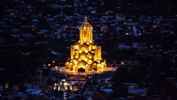كاتدرائية الثالوث المقدس في تبليسى + المتحف الوطني الجورجي + تمثال أم جورجيا