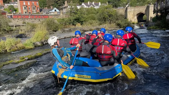 Weißwasser-Rafting-Aktivität auf dem River Dee in Llangollen