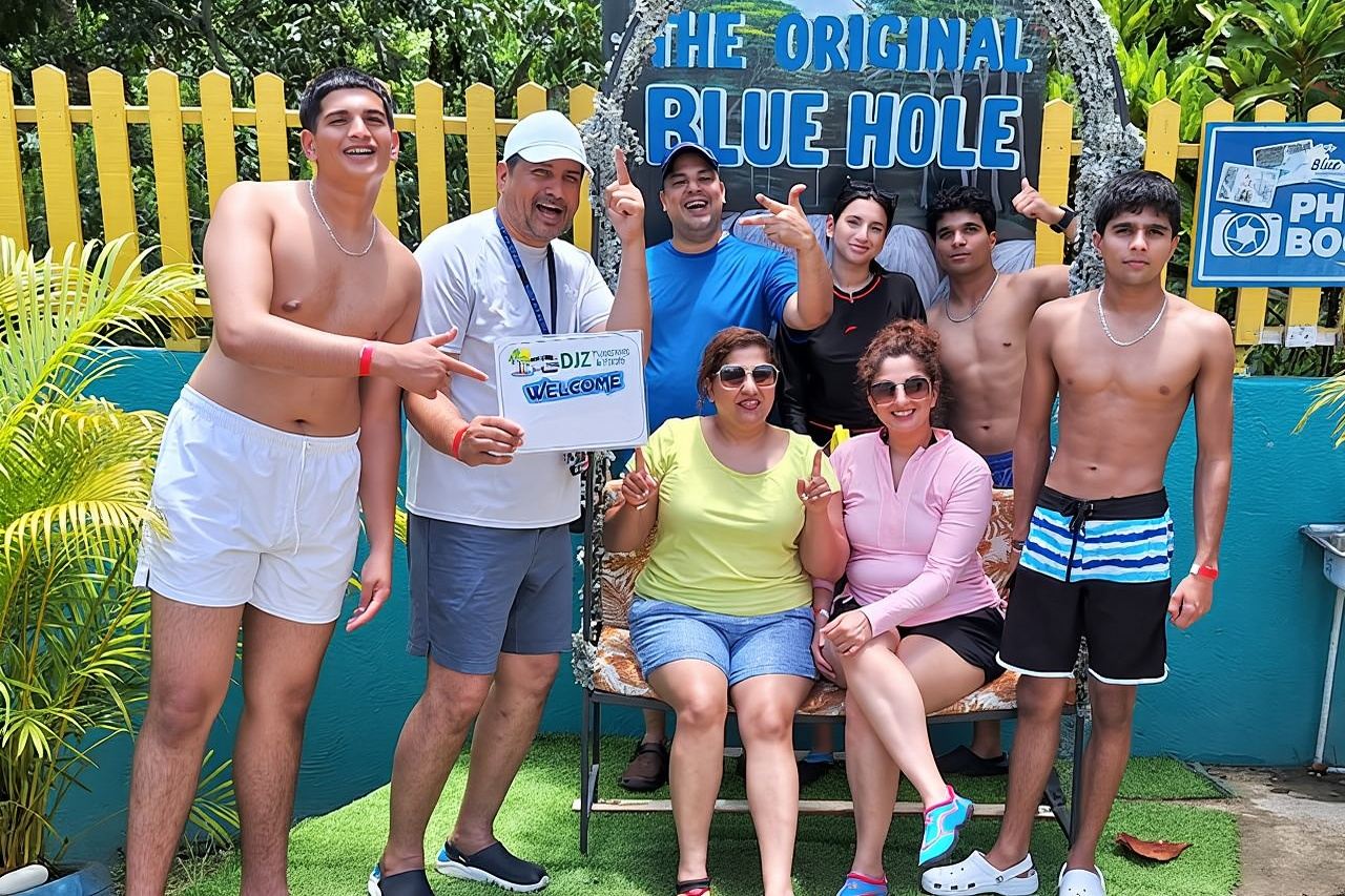 Tur Air Terjun Sungai Dunn dan Lubang Biru dari Teluk Montego.