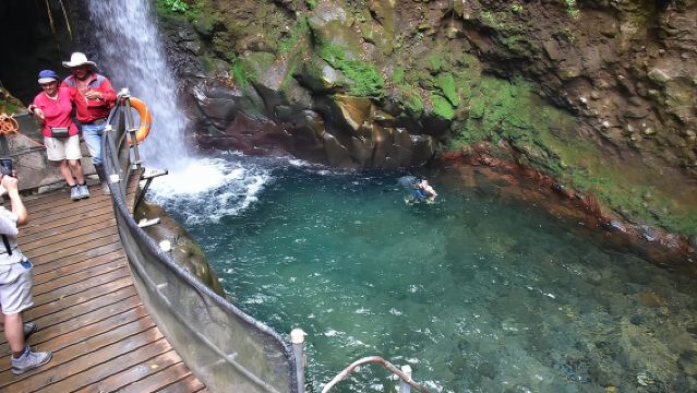 火山と滝と温泉を組み合わせたプライベートツアー