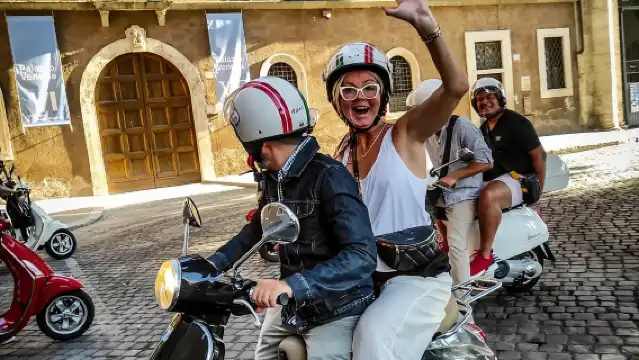 Rome by Vespa: Classic Rome Tour with Pick up