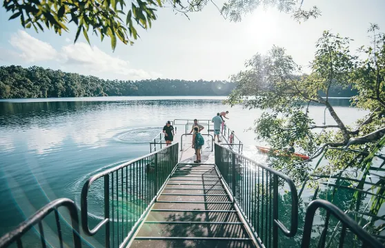 開恩茲：瀑布與熱帶雨林全包團