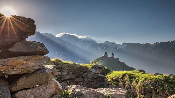 Georgien Tagesausflug | Besuch der Gergeti-Kirche + Freundschaftsdenkmal in Gudauri + Aragvi-Tal
