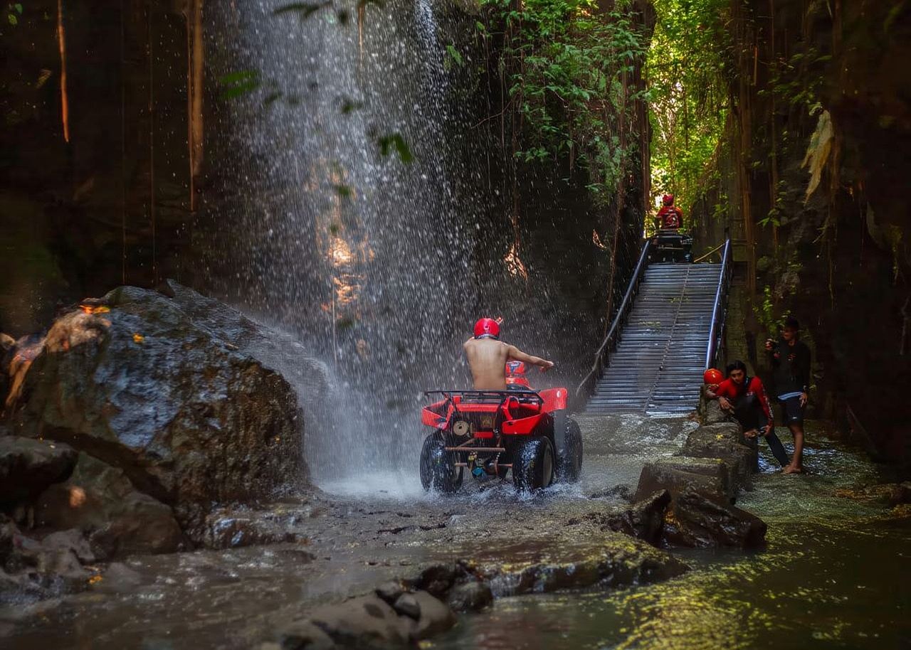 Jambe Asri ATV Bali - Wasserfall, Barong-Höhle, Flugbrücke, Fluss, Dschungel, Reisfelder & Schlammlöcher
