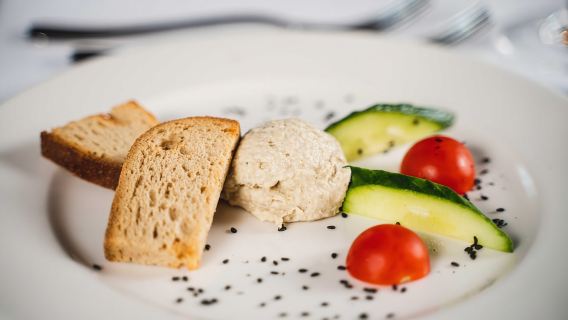 บูดาเปสต์: ล่องเรือดินเนอร์ 4 คอร์ส พร้อมดนตรีพื้นบ้านสด